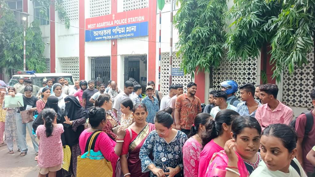 স্পেশাল এক্সিকিউটিভ পদে আবেদনের শেষদিনে ভিড় বেকারদের 