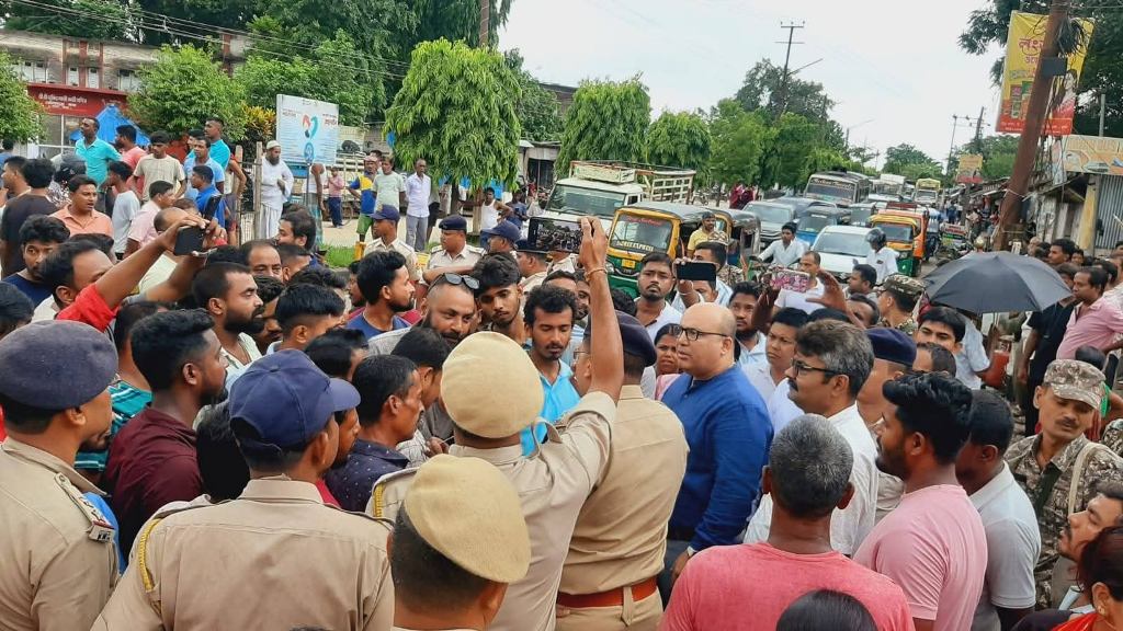বিদ্যুৎ যন্ত্রনায় অবরোধ, লাঠিচার্জ প্রশাসনের, ক্ষোভ জনমনে 