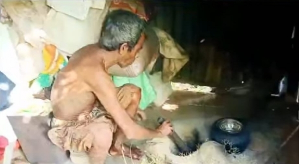 ছেলের বিলাসবহুল বাড়ির পাশে বৃদ্ধ বাবার ঠাঁই অন্ধকার কুঠুরিতে!
