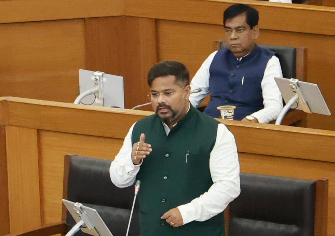 শীঘ্রই বিমানবন্দর-রেলস্টেশনে অনলাইন ক্যাব বুকিং পরিষেবা : পরিবহণমন্ত্রী