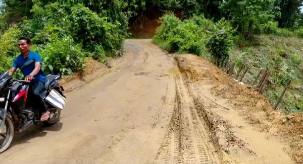 রাস্তার বেহাল অবস্থা, ক্ষোভ সাধারণ মানুষের 