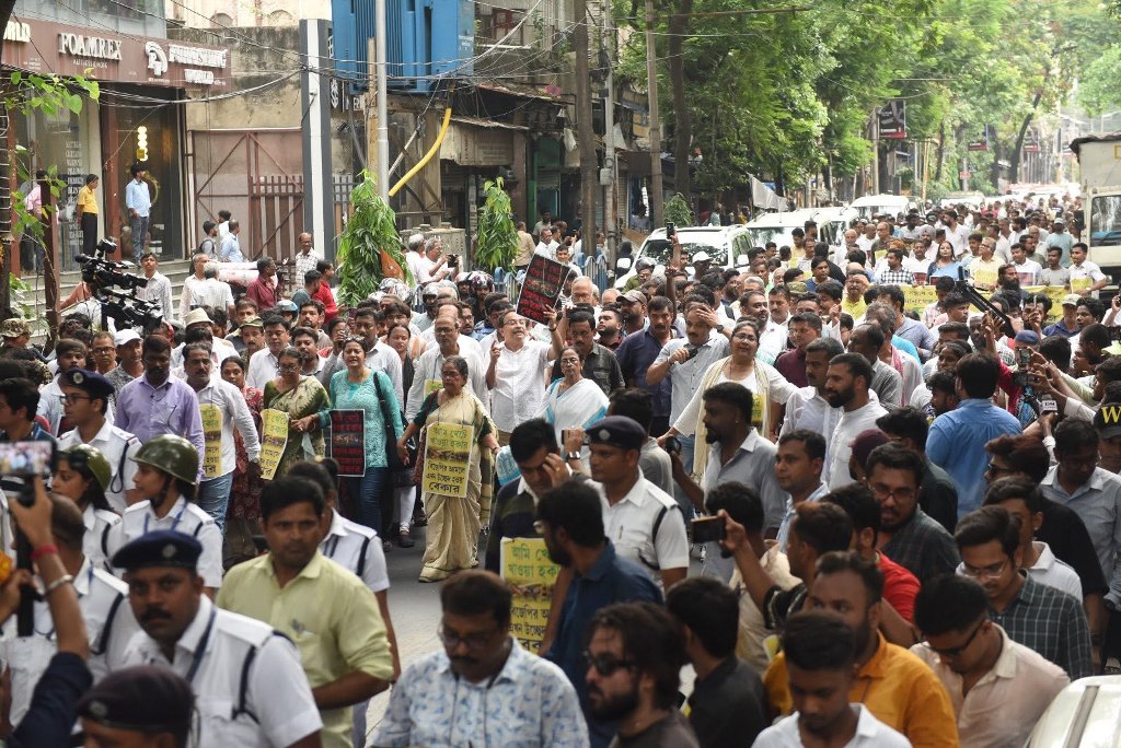 হকার উচ্ছেদের প্রতিবাদে রাজপথে মমতা বন্দ্যোপাধ্যায়