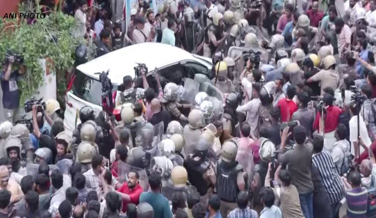  ইডি'র তল্লাশিকে ঘিরে বিজয়নের বাড়ির বাইরে ধুন্ধুমার