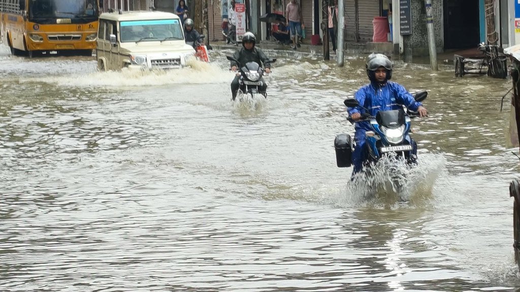 আগামী ৭২ ঘণ্টায় অতি ভারী বৃষ্টির আশঙ্কা রাজ্যে, কমলা সতর্কতা জারি  