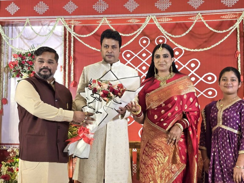 পাঁচতারা হোটেলে জাঁকজমকপূর্ণ বধূবরণ বিপ্লব দেবের 