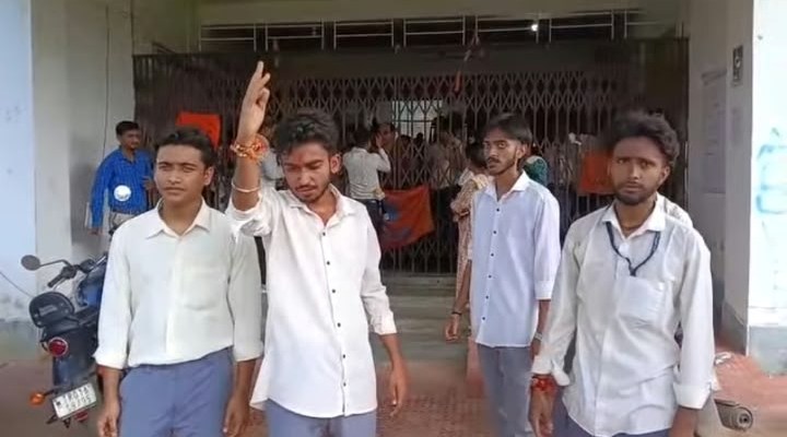 কলেজে বিজেপি নেত্রীর উপস্থিতিতে ‘গো ব্যাক’ স্লোগান এবিভিপির