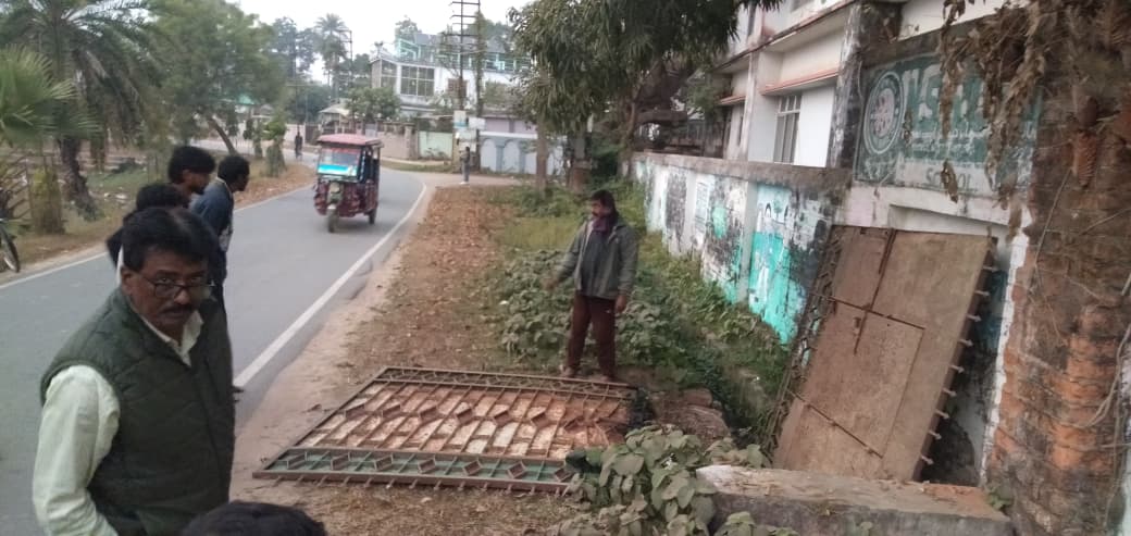 খবরের জেরে অন্যত্র সরলো অবহেলিত সরকারি সম্পত্তি