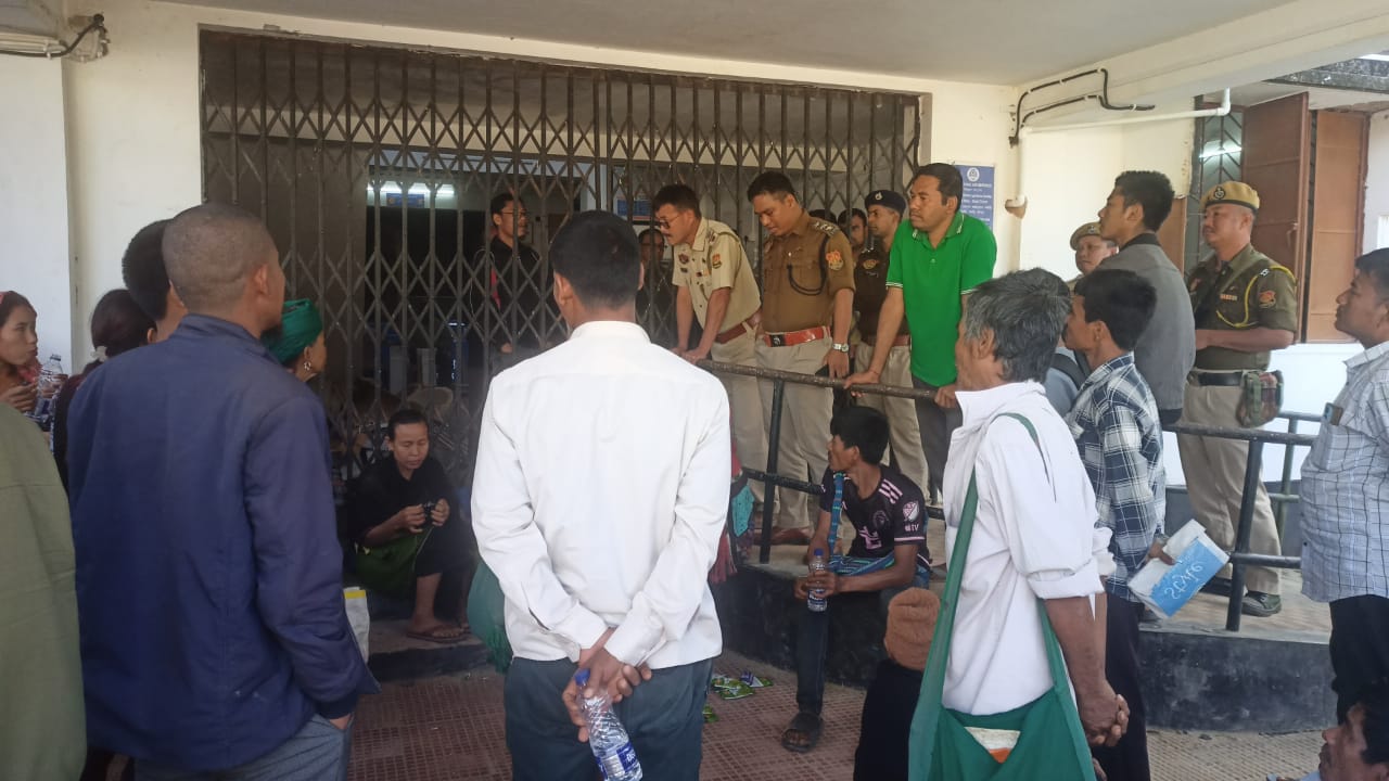 রেগার কাজ না পেয়ে ব্লকে তালা ঝুলালো শ্রমিকরা 