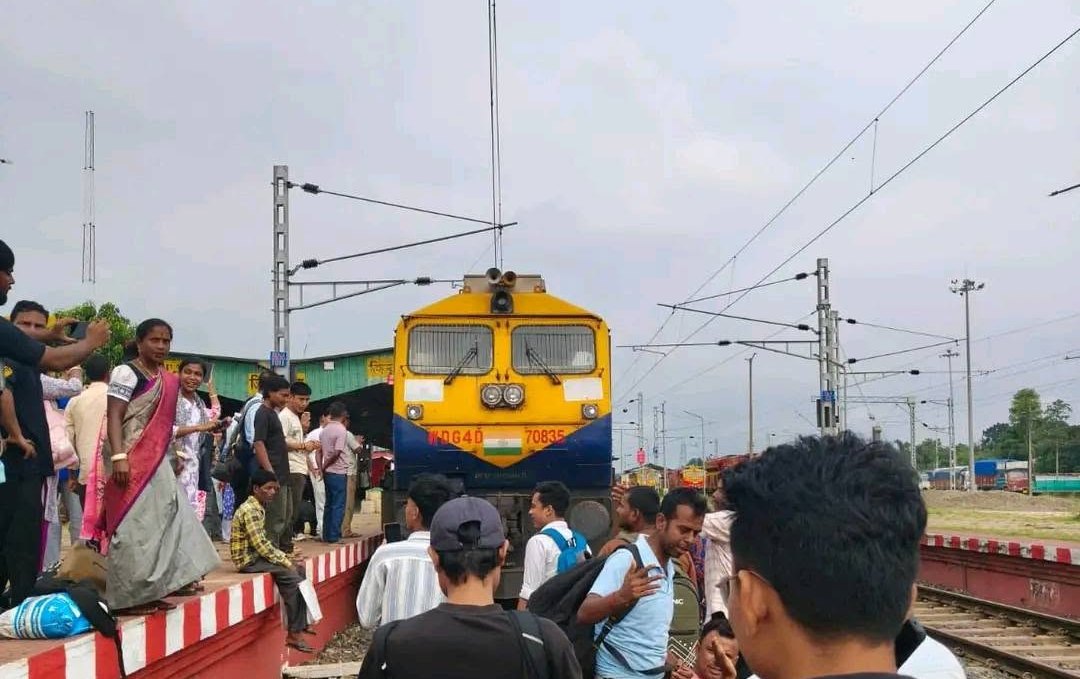 পর্যাপ্ত বগির দাবিতে স্টেশনে বিক্ষোভ, তিন ঘণ্টা অবরুদ্ধ দুই যাত্রীবাহী ট্রেন
