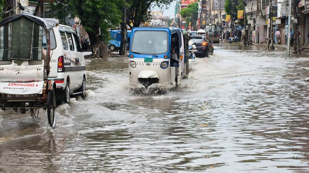 রাজ্যে পাঁচ দিনের ভারী বৃষ্টিপাতের লাল সতর্কতা জারি 