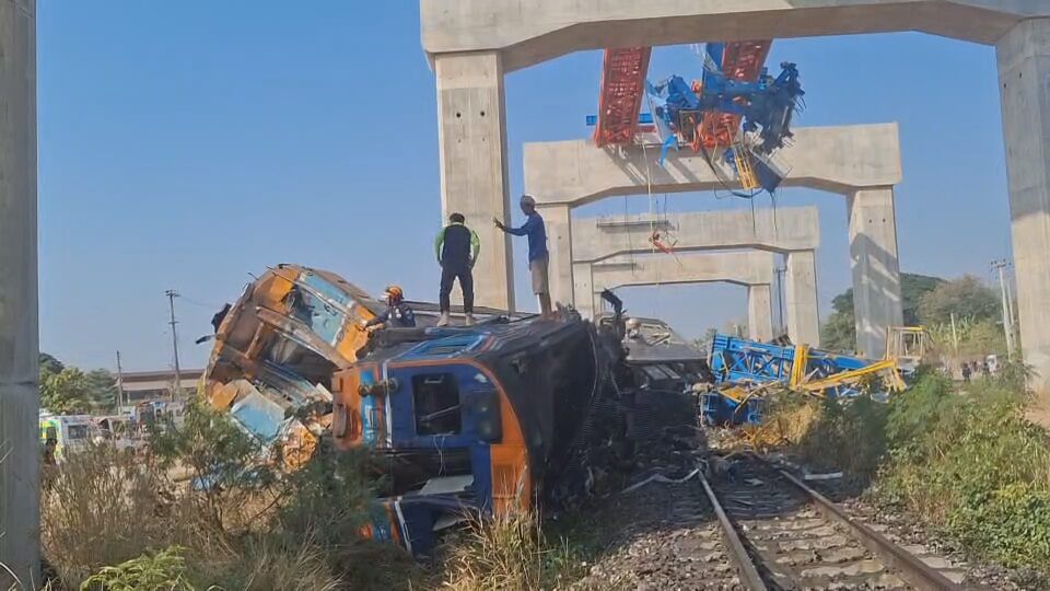 ক্রেনের ধাক্কায় লাইনচ্যুত ট্রেন, থাইল্যান্ডে মৃত্যু অন্তত ২৮ জনের