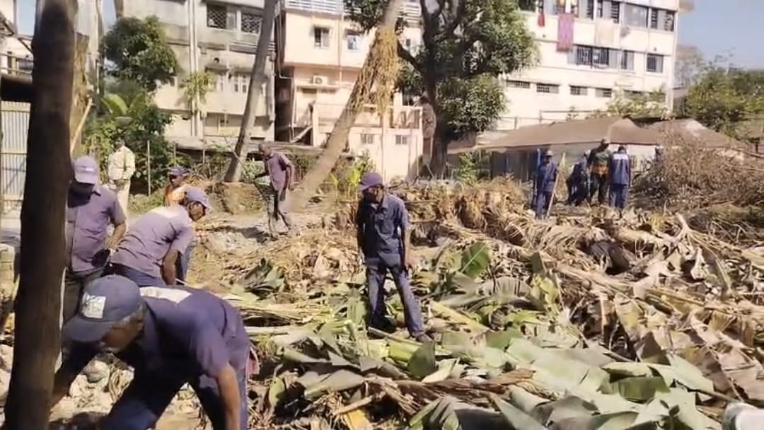 প্রভু বাড়ির পুকুর দখলদারদের উচ্ছেদ অভিযান নিগমের
