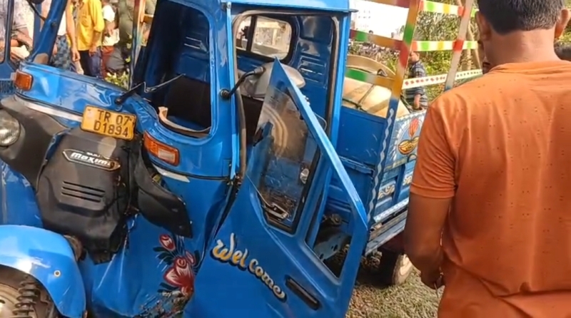 জাতীয় সড়কে দুর্ঘটনার শিকার পণ্যবাহী অটো 