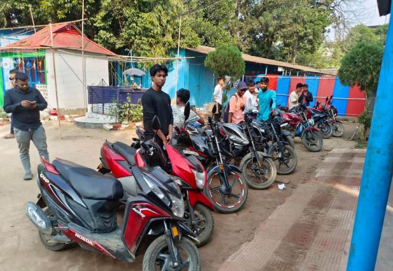 নাবালকদের হাতে বাইক — কড়া বার্তা পুলিশের 