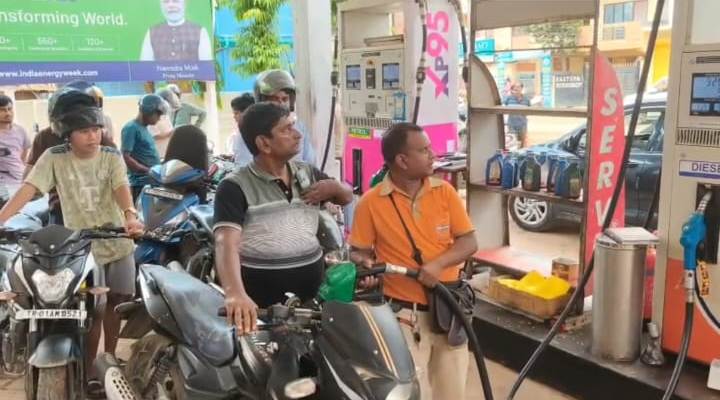 রাজ্যে ‘সেঞ্চুরি’ স্পর্শ পেট্রোলের 