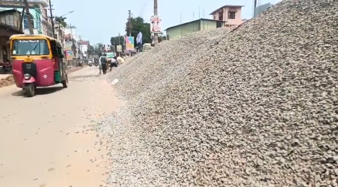 সড়ক দখল করে নির্মাণসামগ্রী, তীব্র দুর্ভোগে শহরবাসী 