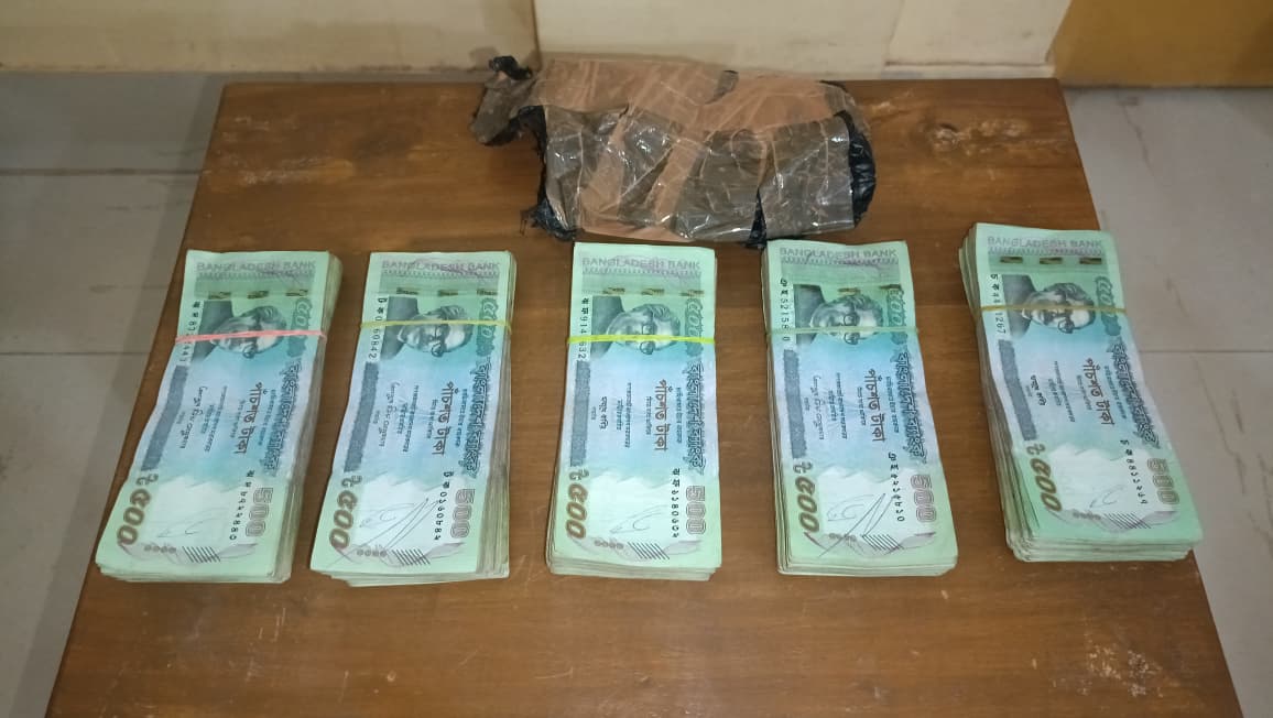 সীমান্ত সড়ক থেকে উদ্ধার বিপুল পরিমাণে বাংলাদেশি টাকা