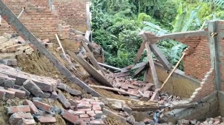 নিম্নমানের কাজের খেসারত, বৃষ্টির জলে ভাঙলো নির্মিয়মান স্টল