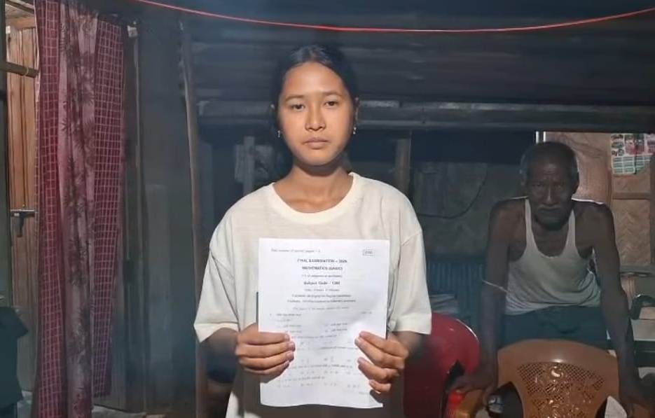 পরীক্ষা কেন্দ্রে অনিয়মের ছায়া, ভবিষ্যৎ নিয়ে প্রশ্নের মুখে ছাত্রী