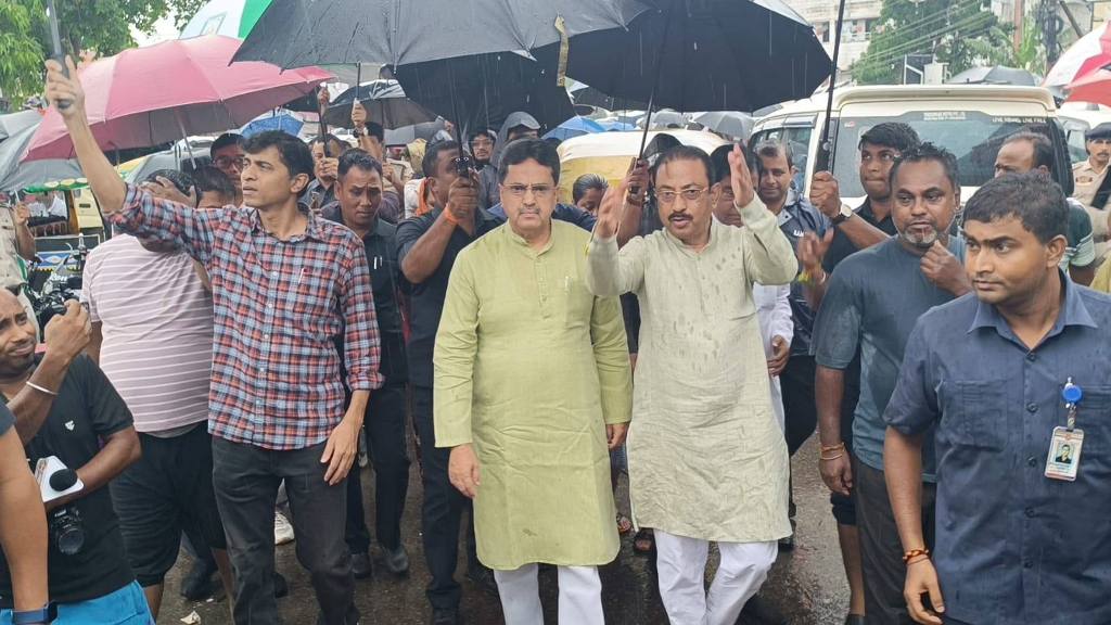 বন্যা কবলিত এলাকা পরিদর্শনে মুখ্যমন্ত্রী