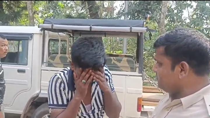 ছাগল চোরকে আটক করলো বনকর্মীরা 