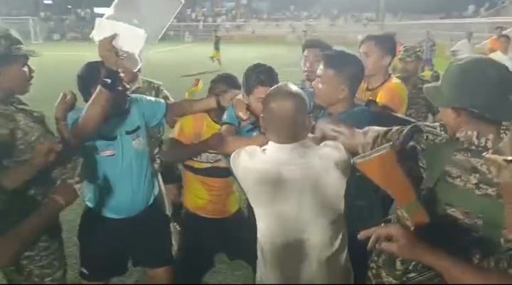 ফের কলঙ্কিত উমাকান্ত ময়দান, পুলিশের সামনেই রেফারিকে মারধর
