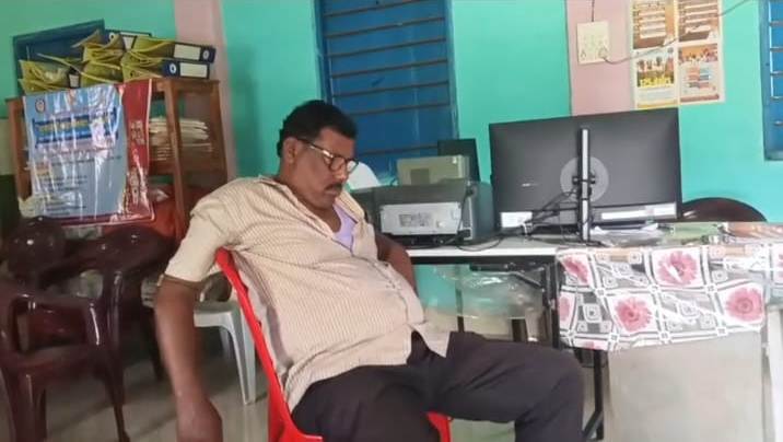 অফিসে এসেই ঘুমিয়ে পড়লেন বড়কর্তা! 