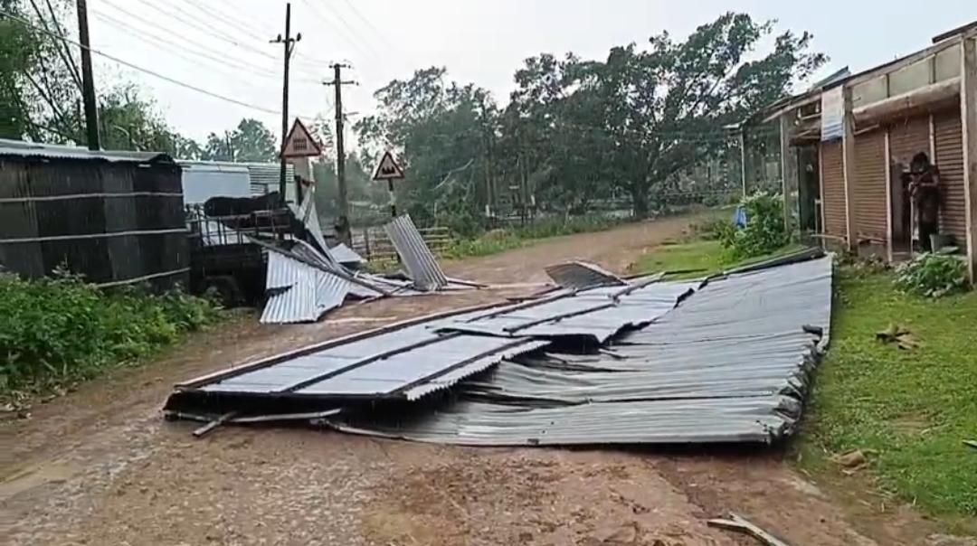 আচমকা প্রকৃতির রুদ্ররূপে বিপর্যস্ত জনজীবন 