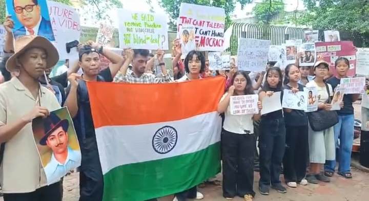 রাজ্যে টানা তৃতীয় দিন বিক্ষোভ কর্মসূচিতে ছাত্র-ছাত্রীরা