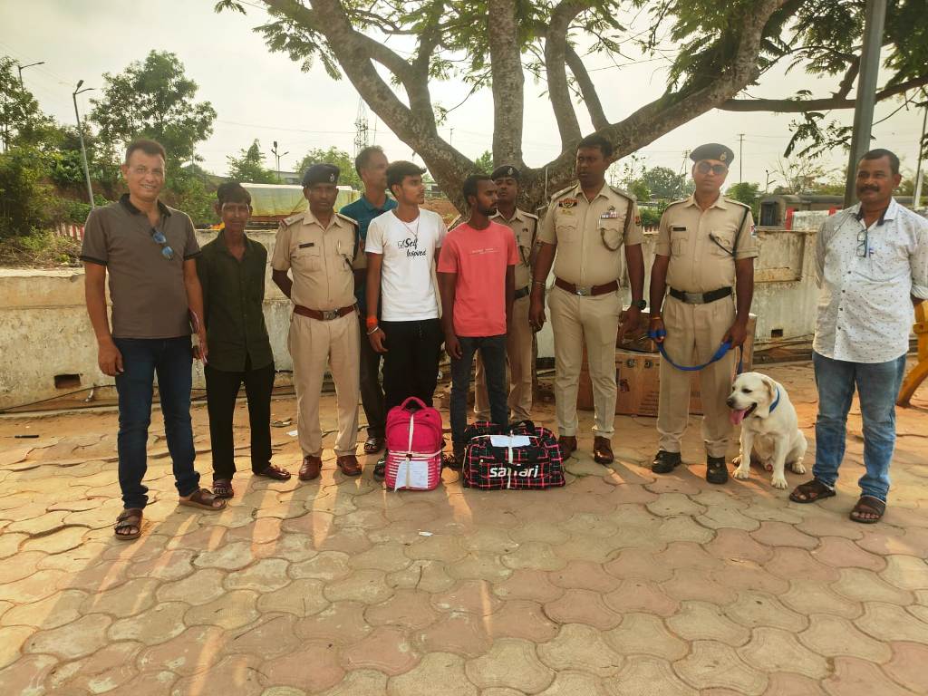 আগরতলা রেলস্টেশনে গাজা সমেত আটক দুই বিহারি যুবক