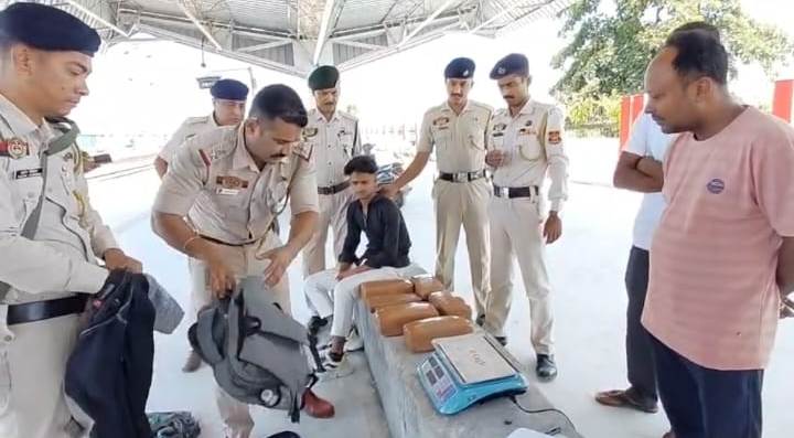 চেন্নাই গাঁজা নিয়ে যাওয়ার পথে রেলস্টেশনে আটক এক যুবক 