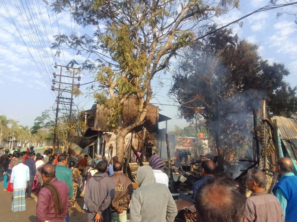 রহস্যজনক অগ্নিকান্ডে ভস্মীভূত ৬-৭টি দোকানঘর 