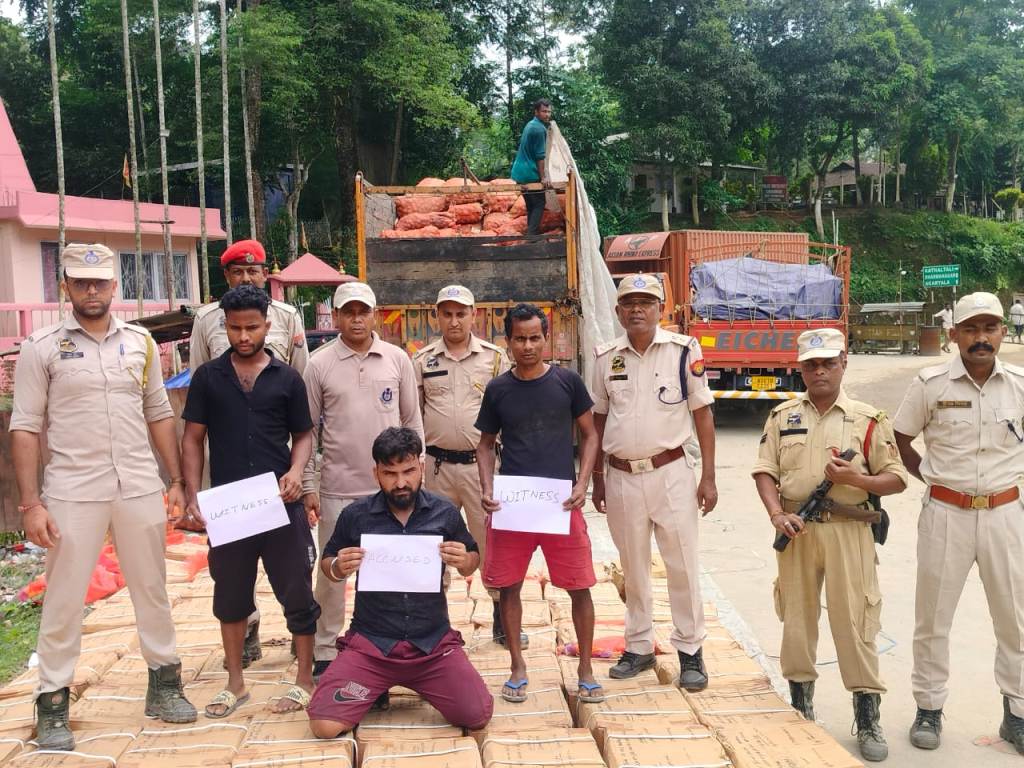 পাচারের পথে অর্ধ কোটি টাকার নেশার সিরাপ আটক চুরাইবাড়িতে