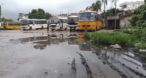 আবর্জনার জেরে রাধানগর বাসস্ট্যান্ডে গাড়ি রাখতে সমস্যায় চালকরা