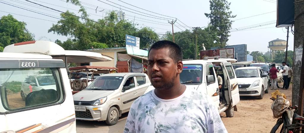 যাত্রীবাহী গাড়ির তীব্র সংকট খোয়াইতে
