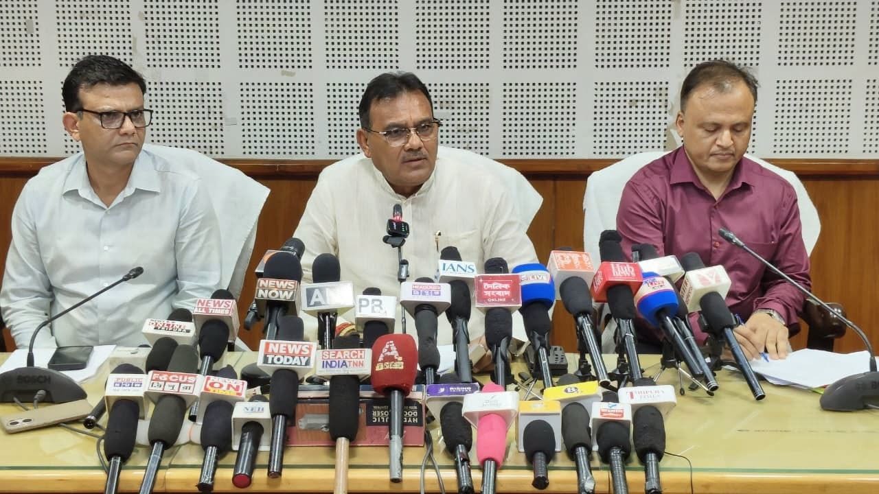 রাজ্য কর্মচারীদের ৩০০ টাকা বৃদ্ধি পূজা অনুদান : অর্থমন্ত্রী 
