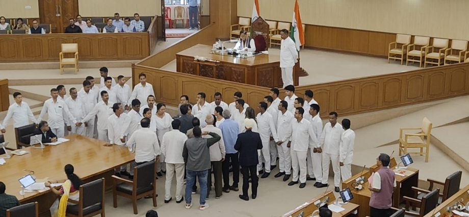 বেসরকারি বিশ্ববিদ্যালয় বিল ইস্যুতে বিধানসভায় বিক্ষোভ বিরোধীদের