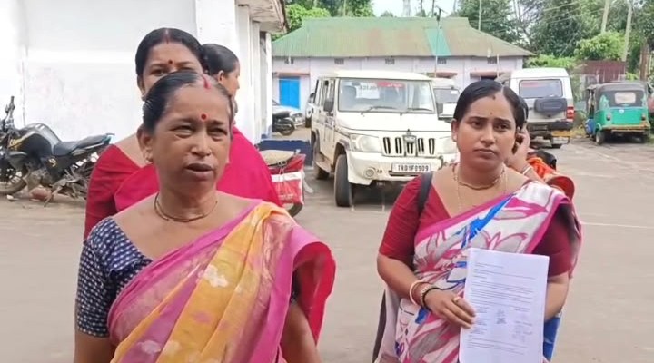 মদ-জুয়ার আসর বন্ধের দাবিতে থানায় মাতৃশক্তি