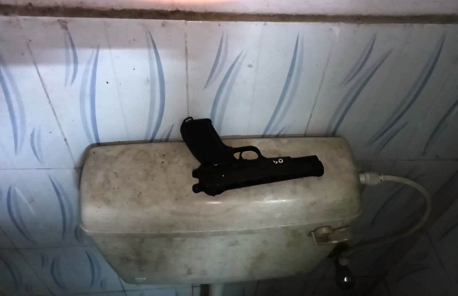 কমন টয়লেটে পিস্তল উদ্ধার, আতঙ্কে আবাসিকরা