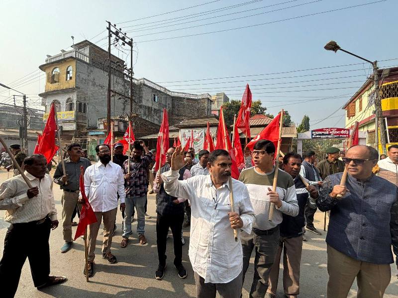 কড়া নিরাপত্তার মধ্যে ১২ ঘণ্টার বনধ খোয়াইয়ে 