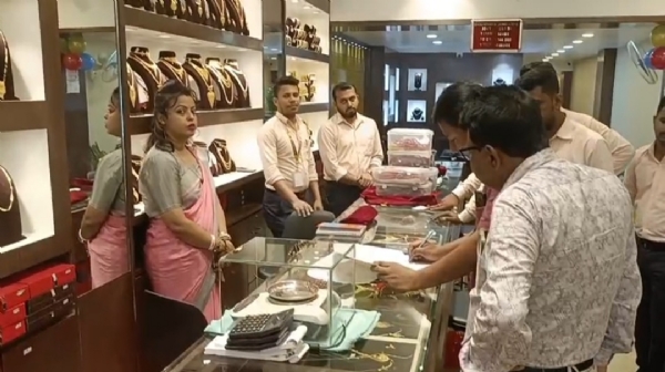 বসুন্ধরা জুয়েলার্সে অভিযান প্রশাসনের 