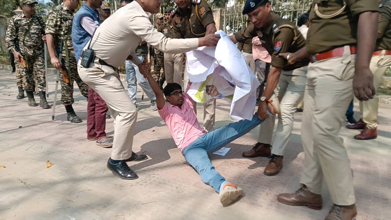 স্পেশাল এক্সিকিউটিভের নিয়োগ চেয়ে বিক্ষোভ চাকরিপ্রার্থীদের