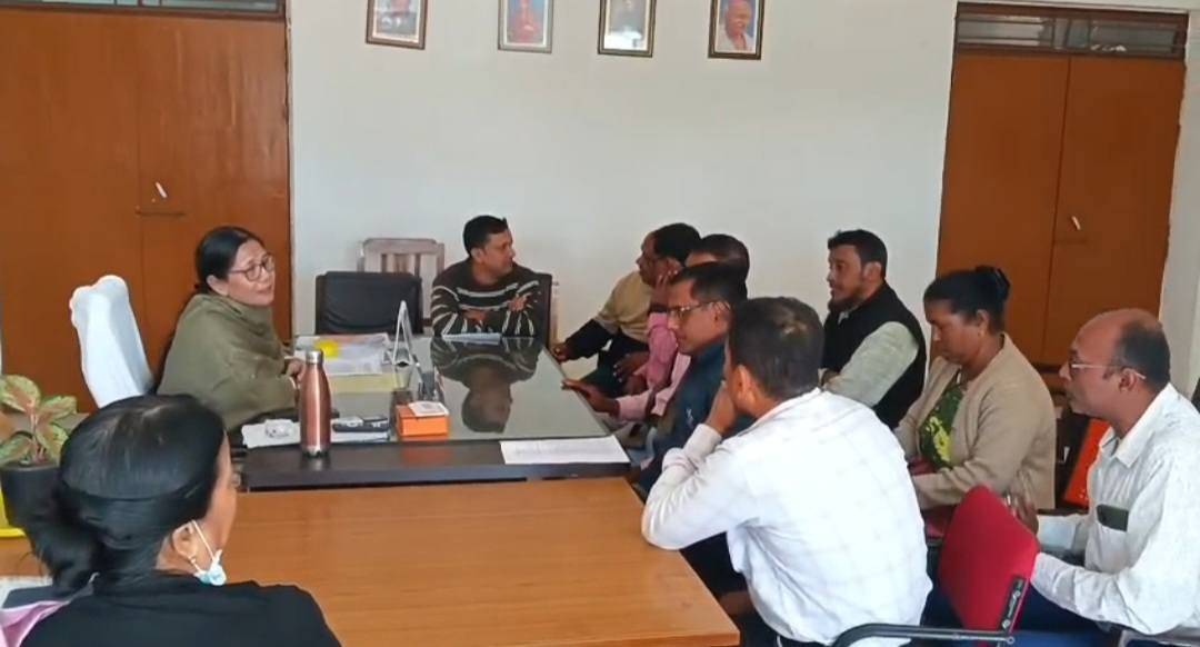 বেতন চেয়ে শিক্ষা দফতর ঘেরাও শিক্ষকদের 