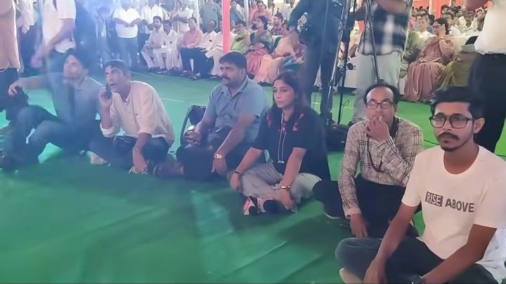 মুখ্যমন্ত্রীর অনুষ্ঠানে নিচে বসেই সংবাদ সংগ্রহ সাংবাদিকদের