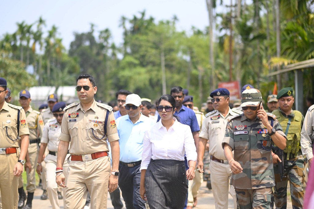 কাঞ্চনপুরে রোড মার্চ জেলাশাসকের 