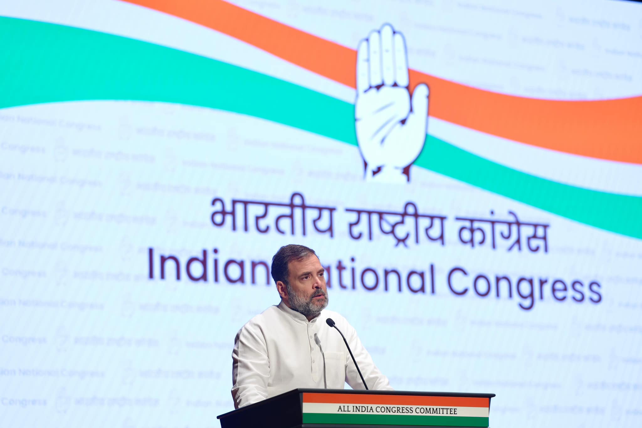 ভিআইপি মানসিকতা নয়, দলীয় নেতাদের বার্তা রাহুলের 