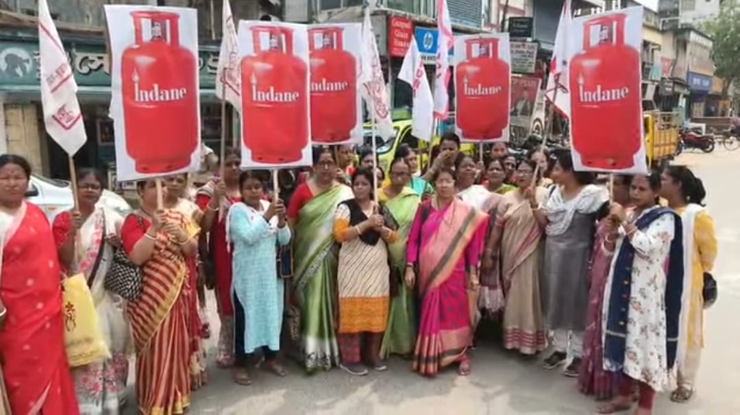 গ্যাসের মূল্য বৃদ্ধির প্রতিবাদে সরব নারী সমিতি