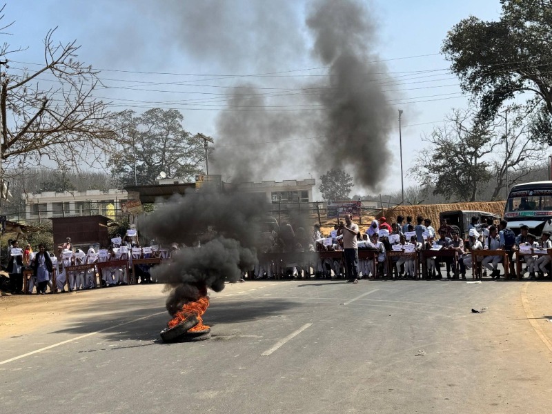 শিক্ষক চেয়ে রাস্তায় বসলো পড়ুয়ারা