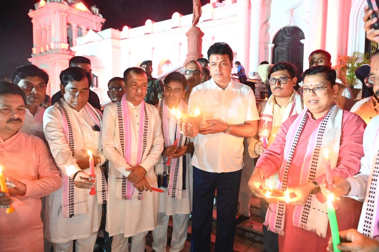 গরীব মানুষের মুখে হাসি ফুটিয়েছেন মোদী, মন্তব্য বিপ্লবের    