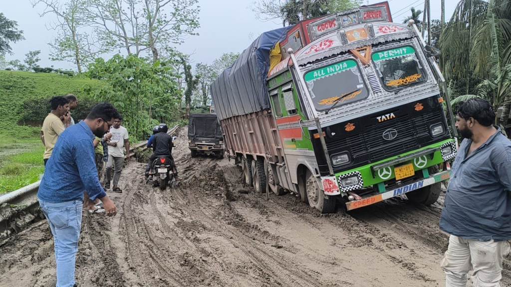 ভয়ঙ্কর মরণফাঁদে পরিণত অসম-ত্রিপুরা ৮ নম্বর জাতীয় সড়ক